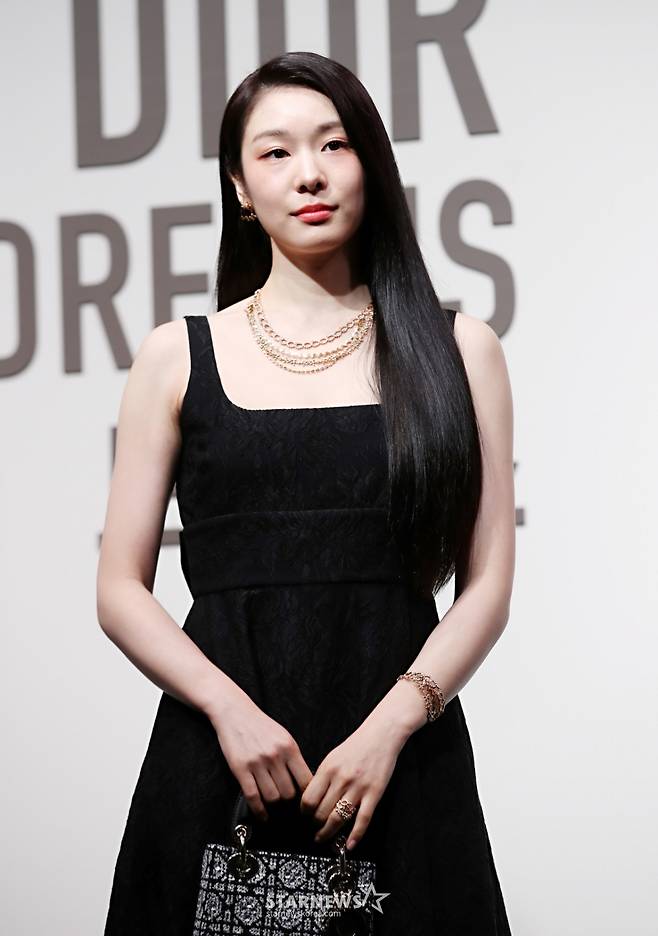 전 피겨스케이팅 선수 김연아가 18일 서울 동대문구 DDP 아트홀에서 진행된 명품 브랜드 디올 'DESIGNER OF DREAMS' 전시회 개최 기념 포토월에 참석해 포즈를 취하고 있다. /2025.04.18 /사진=김휘선 hwijpg@