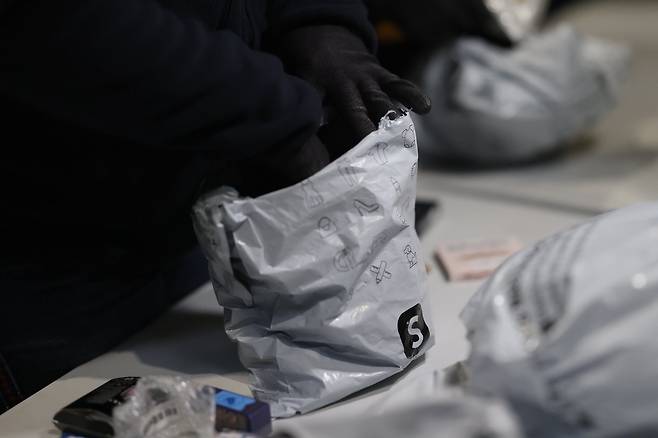 샤를드골 공항에서 세관원들이 쉬인에서 발송된 제품들을 전수 조사하고 있다.  [아멜리 드몽샬랭 장관 엑스(X·옛 트위터) 캡처. 재판매 및 DB 금지]