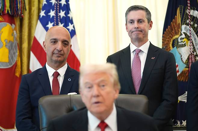 노보 노디스크(왼쪽)·일라이 일리 최고경영자들과 함께 비만치료제 가격 인하 합의를 발표하는 도널드 트럼프 미국 대통령[AP 연합뉴스]