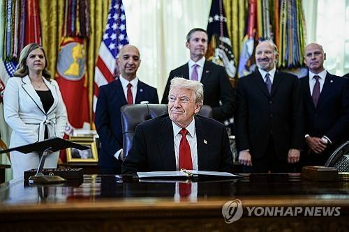 비만치료제 가격 인하 발표하는 트럼프 대통령 (UPI=연합뉴스) 트럼프 대통령이 6일(현지시간) 백악관에서 글로벌 제약사와의 비만치료제 가격 인하 합의를 발표하고 있다. 2025.11.6