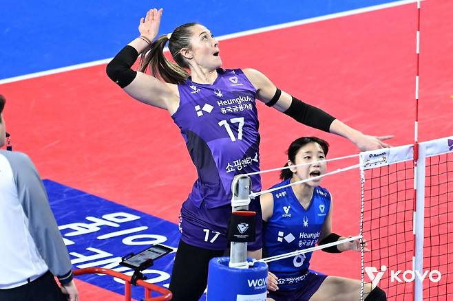 공격하는 흥국생명의 레베카 라셈 [한국배구연맹 제공. 재판매 및 DB 금지]