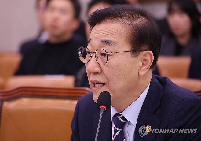 답변하는 김윤덕 국토교통부 장관 (서울=연합뉴스) 박동주 기자 = 6일 서울 여의도 국회에서 열린 법제사법위원회 전체회의에서 김윤덕 국토교통부 장관이 질의에 답하고 있다. 2025.11.6 pdj6635@yna.co.kr