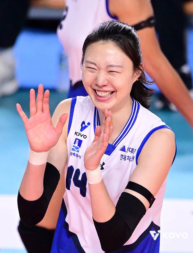 8일 경북 김천체육관서 열린 V리그 여자부 한국도로공사와 경기서 역대 1호 통산 8천 득점을 기록한 현대건설 양효진이 기뻐하고 있다. 사진= 한국배구연맹