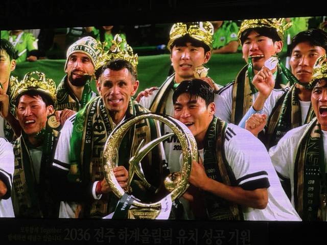 8일 전주월드컵경기장에서 우승 대관식을 치른 전북현대모터스FC (왼쪽) 거스 포옛 감독과 주장 박진섭이 트로피를 들고 환하게 웃어 보이고 있다. 박현우 기자