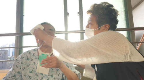 ◇2021년 이외수 작가를 돌보던 부인 전영자 씨. 사진=연합뉴스