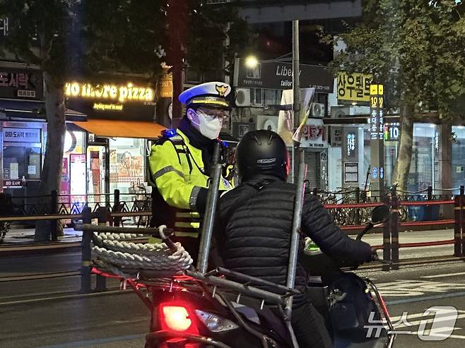 7일 오후 서울 종로구 동대문역 인근에서 경찰이 음주운전 단속을 실시하고 있다./2025.11.07