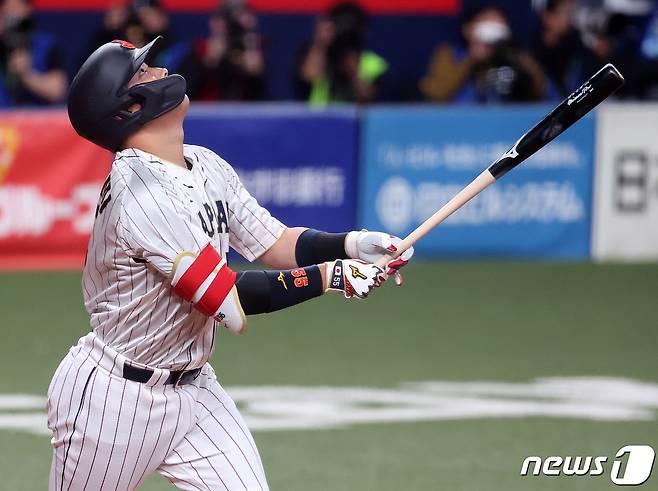 6일 오후 일본 오사카 교세라 돔에서 열리는 일본 WBC 대표팀과 일본 프로야구 한신 타이거스의 경기를 앞두고 일본 대표팀의 무라카미 무네타가 2회초 선두타자로 나와 뜬공으로 물러나고 있다. 2023.3.6/뉴스1 ⓒ News1 김진환 기자