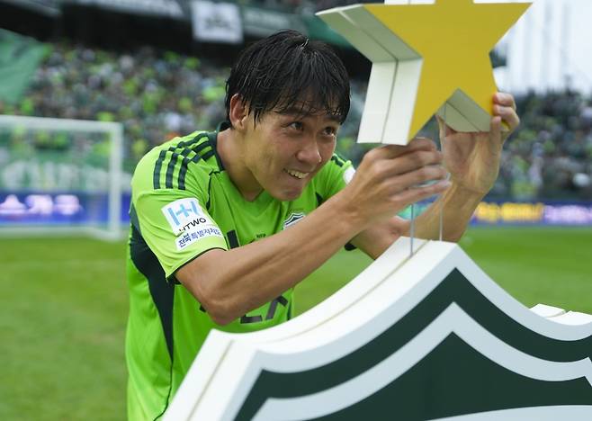 전북 원클럽맨 최철순은 이번 시즌 끝으로 은퇴를 예고했다.(전북 제공)