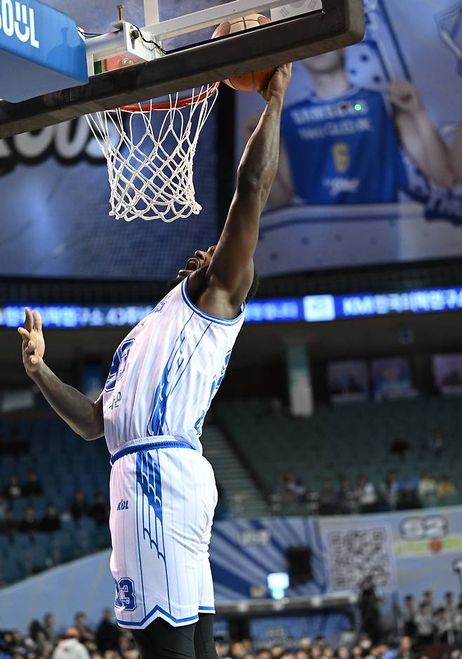 한국가스공사 퍼킨스가 8일 서울 삼성과 경기에서 덩크를 하고 있다.(KBL 제공)