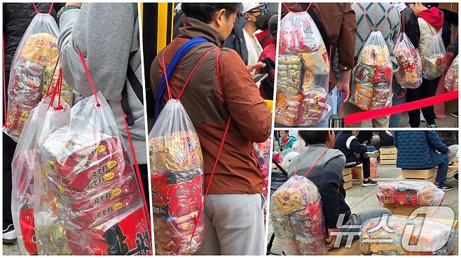 8일 경북 구미에서 열리고 있는 '2025 구미라면축제' 행사장을 찾은 방문객들이 농심 '갓튀긴 라면'을 담은 투명 비닐 가방을 메고 있다. 라면축제는 오는 9일까지 구미역 일대에서 계속된다. 2025.11.8/뉴스1 ⓒ News1 정우용 기자