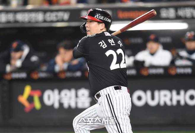 LG 김현수가 31일 대전 한화생명볼파크에서 열린 2025 KBO 한국시리즈 5차전 한화와 경기 1회초 1사2루 1타점 좌중간 안타를 치고 있다.  대전 | 최승섭기자 thunder@sportsseoul.com
