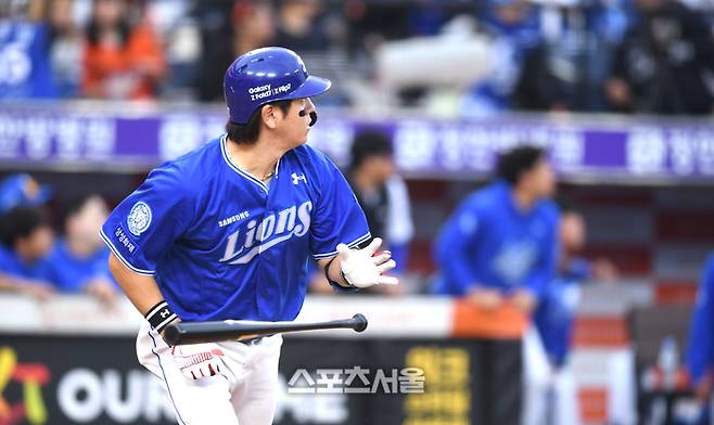 삼성 강민호가 19일 대전 한화생명볼파크에서 열린 2025 KBO 포스트시즌 플레이오프 2차전 한화와 경기 9회초 2사1루 좌월홈런을 날린 후 타구를 바라보고 있다. 대전 | 최승섭기자 thunder@sportsseoul.com