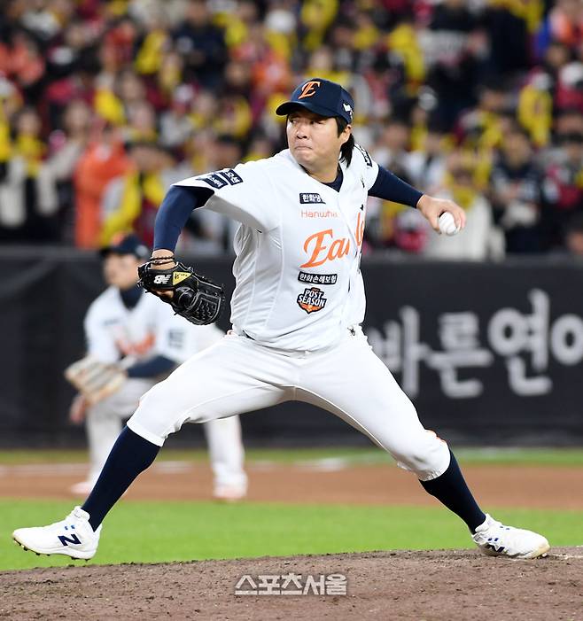 한화 김범수가 29일 대전 한화생명볼파크에서 열린 2025 KBO리그 LG와의 한국시리즈 3차전 8회초 등판해 힘차게 공을 던지고 있다. 대전 | 박진업 기자 upandup@sportsseoul.com