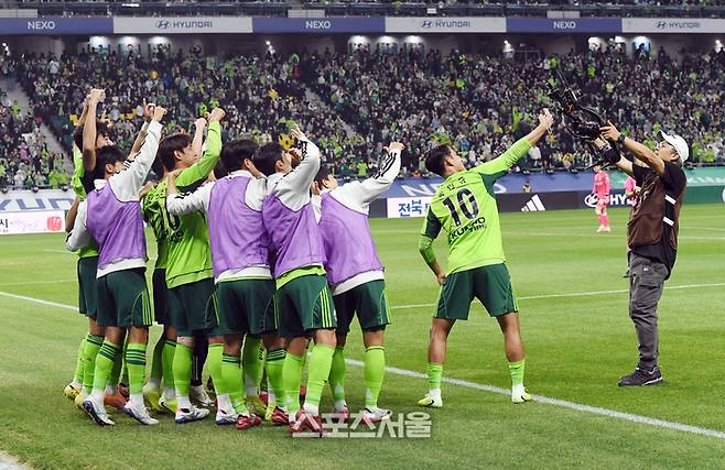 전북 현대 송민규(맨 오른쪽)가 8일 전주월드컵경기장에서 열린 하나은행 K리그1 대전 하나 시티즌과 경기에서 선제골을 넣은 뒤 동료들과 함께 휴대전화로 기념촬영을 하는 세리머니를 하고 있다. 2025. 11. 8. 전주 | 박진업 기자 upandup@sportsseoul.com