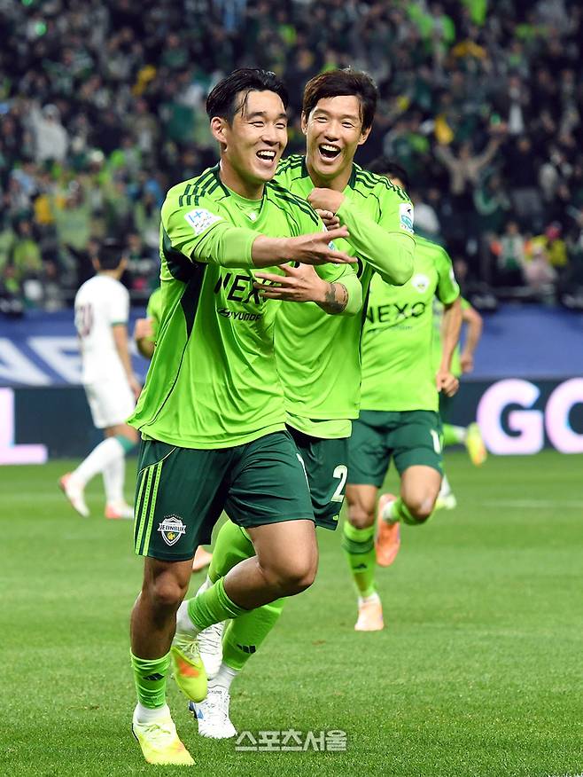 전북 현대 송민규(왼쪽)가 8일 전주월드컵경기장에서 열린 하나은행 K리그1 대전 하나 시티즌과 경기에서 헤더로 선제골을 넣고 홍정호와 함께 기뻐하고 있다. 2025. 11. 8. 전주 | 박진업 기자 upandup@sportsseoul.com