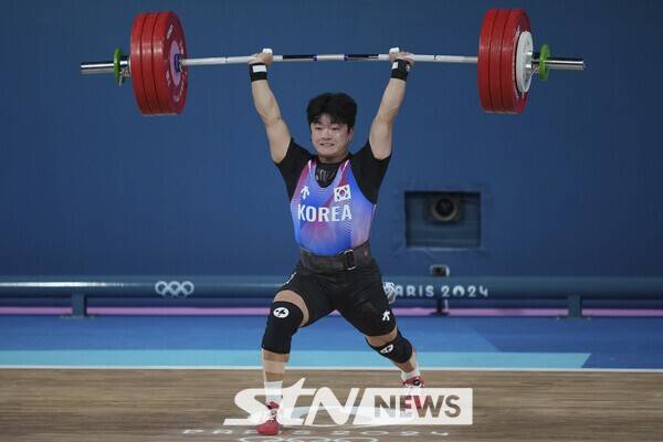 박주효가 프랑스 파리 사우스 파리 아레나6에서 열린 2024 파리올림픽 역도 남자 73㎏급 용상 경기를 펼치고 있는 모습. /사진=뉴시스(AP)