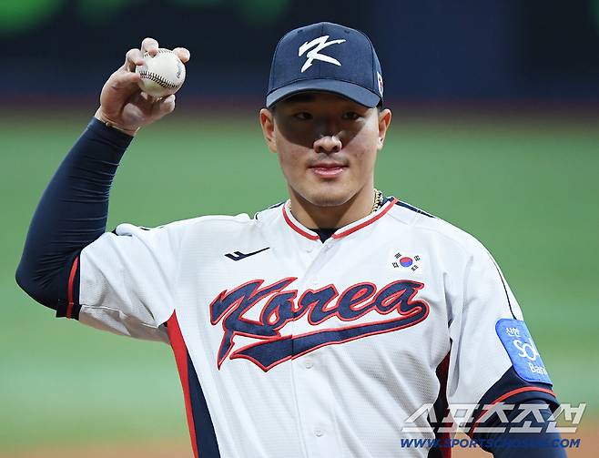 야구 국가대표팀이 7일 서울 고척스카이돔에서 훈련했다. 안현민이 캐치볼을 하고 있다. 고척=정재근 기자 cjg@sportschosun.com/2025.11.7/
