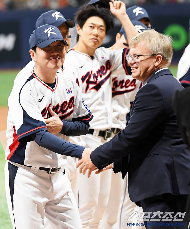 2025 K-BASEBALL SERIES 대한민국과 체코의 평가전이 8일 고척스카이돔에서 열렸다. 류지현 감독과 이반 얀차렉 주한체코대사가 인사를 나누고 있다. 고척=박재만 기자 pjm@sportschosun.com/2025.11.08/