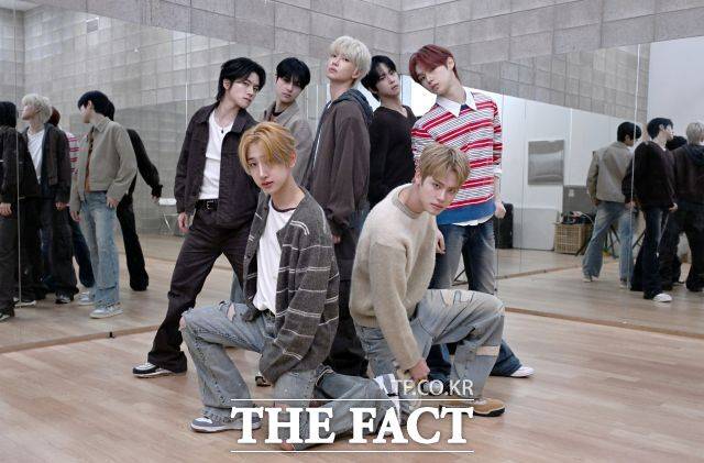 뉴비트는 데뷔 전부터 미국에서 버스킹을 하며 많은 공연 경험을 쌓았다. 당시 거리에서 만났던 팬은 이후로도 뉴비트 팬으로 활동 중이다./이새롬 기자