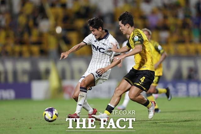 남은 2경기에서 전승을 거둬야 3위를 바라볼 수 있는 4위 전남과 5위 서울이랜드의 올 시즌 경기 장면./K리그