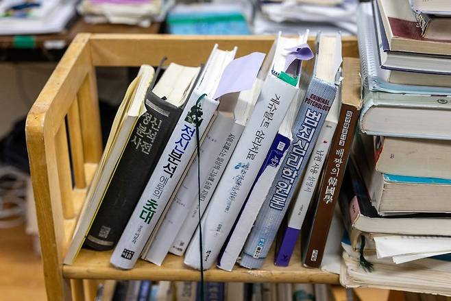 신학교에서는 소설을, 본당 신부일 때는 전쟁서를, 지금은 심리분석서를 읽는다./사진=김흥구