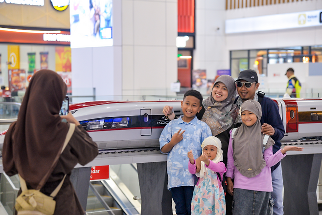 인도네시아 자카르타의 할림역에서 가족들이 후시 열차 모형과 함께 기념사진을 찍고 있다. 이 열차는 중궈중처(CRRC)가 제작한 것으로, 중국 자체 기술로 제작한 고속열차가 해외로 정식 판매된 건 인도네시아가 처음이었다. 동남아시아 첫 고속철도인 후시는 인도네시아인들에게 자부심으로 통했다. 신화통신 뉴시스