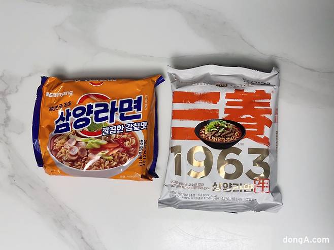 기존 삼양라면(사진 왼쪽)과 새로 출시된 삼양1963. 황소영 기자 fangso@donga.com