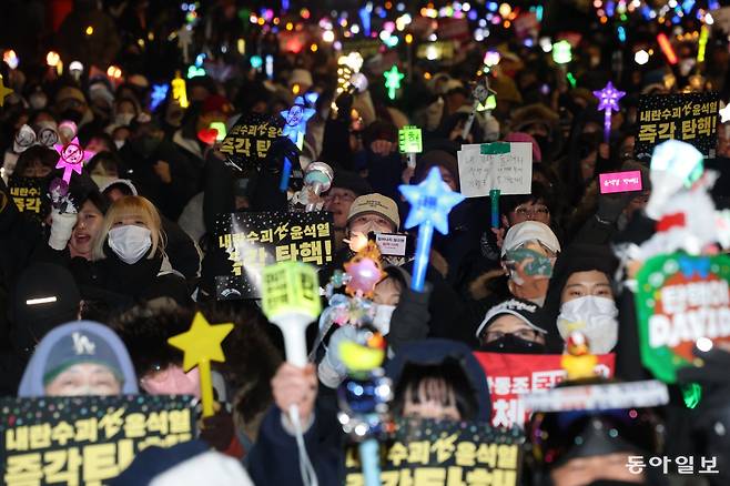 지난해 12월 13일 서울 영등포구 국회 앞에 모인 시민들이 윤석열 당시 대통령에 대한 탄핵소추안 통과를 촉구하며 일명 ‘응원봉 집회’를 열고 있다. 동아일보 DB