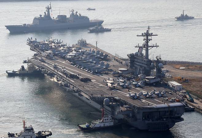 미국 해군 핵추진 항공모함 ‘조지워싱턴함’(CVN-73)이 5일 오전 부산 남구 해군작전사령부 부산작전기지에 입항하고 있다.  길이 333m, 폭 78m, 무게 10만여 톤, 승조원 6000여 명에 달하는 니미츠급 항모인 조지워싱턴함은 항공기 80여 대를 탑재할 수 있어 ‘떠다니는 군사기지’로 불린다. 부산=뉴스1