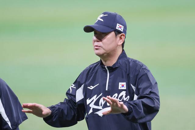 한국 야구대표팀 류지현 감독이 7일 서울 고척스카이돔에서 선수들의 훈련을 지켜보고 있다. 연합뉴스