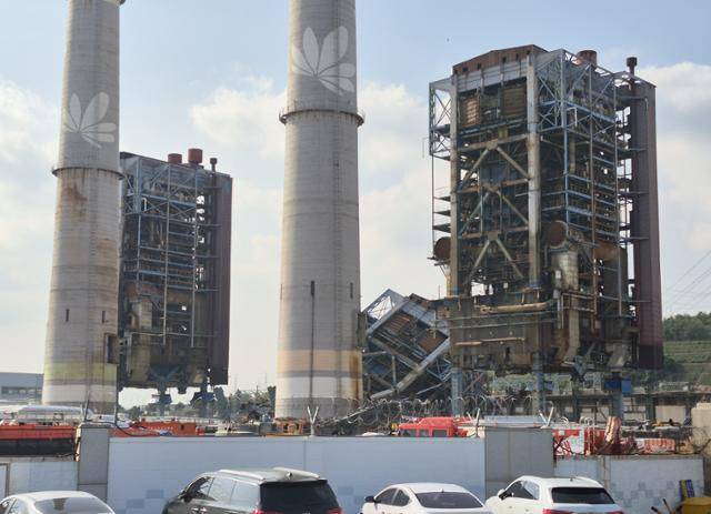 지난 6일 보일러 타워 붕괴 사고로 하청 노동자 9명이 매몰된 한국동서발전 울산화력발전소. 무너진 타워 5호기 옆 타워 4호기(오른쪽)와 6호기가 1층 구조물 일부가 철거돼 앙상한 철제 빔만 남은 채 위태롭게 서 있다. 울산=김정혜 기자