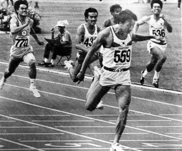 현역시절 장재근(맨 앞). 한국일보 자료사진