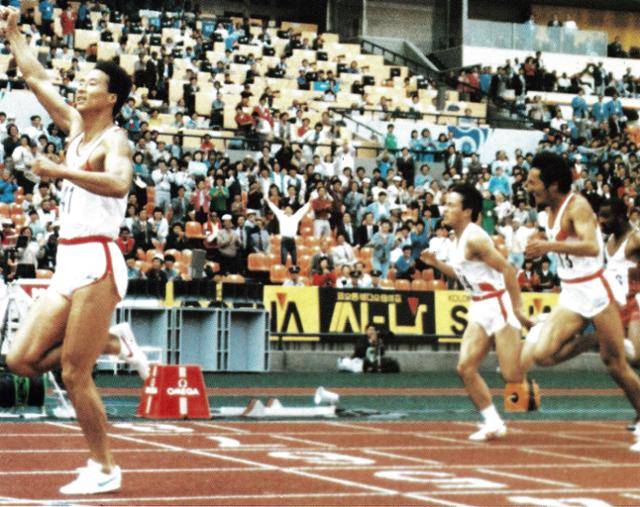 장재근(맨 왼쪽)이 1986년 서울 아시안게임 남자 200m에서 1위로 결승점을 통과하고 있다. 한국일보 자료사진