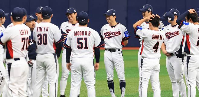 <yonhap photo-3830="">대한민국 야구 국가대표 선수들이 4일 서울 고척스카이돔에서 본격적인 훈련에 앞서 대화하고 있다. 2026년 3월 월드베이스볼클래식(WBC)을 준비하는 야구 국가대표 선수단은 이번 주말 평가전을 앞두고 전체가 다 모인 첫 훈련을 진행했다. 2025.11.4 [연합뉴스]</yonhap>
