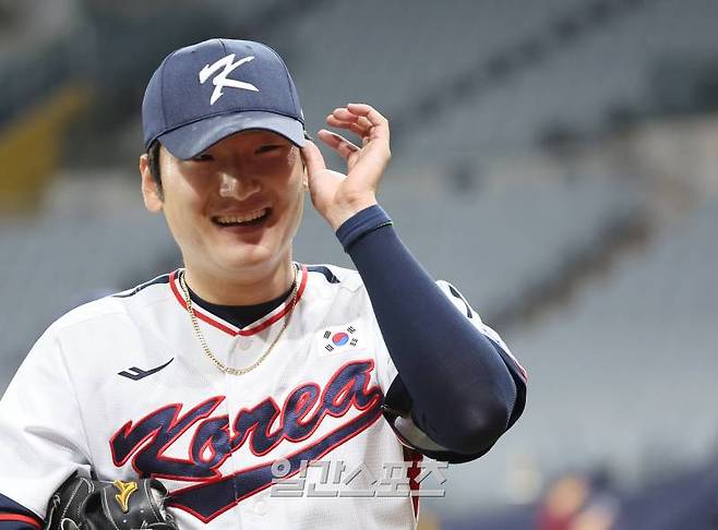 2024 세계야구소프트볼연맹(WBSC) 프리미어12에 참가하는 대한민국 야구대표팀과 상무와의 평가전이 6일 오후 서울 고척스카이돔에서 열렸다. 3회말 수비를 마친 곽빈이 미소를 지으며 더그아웃으로 들어가고 있다. 고척=김민규 기자 mgkim1@edaily.co.kr /2024.11.06/