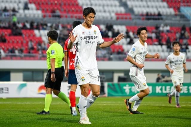 ▲ 강원FC 박상혁이 8일 경북 김천종합운동장에서 열린 김천상무와 하나은행 K리그1 2025 36라운드 맞대결에서 선제골 겸 결승골을 터트린 뒤 세리머니를 자제하고 있다. 강원FC 제공