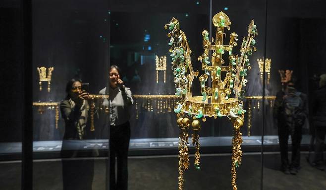 경주박물관에서 열리고 있는 '신라 금관, 권력과 위신' 전시전경. 앞의 금관은 황남대총 북분 금관이다. 왕비가 썼던 것으로 추정된다. /한경DB