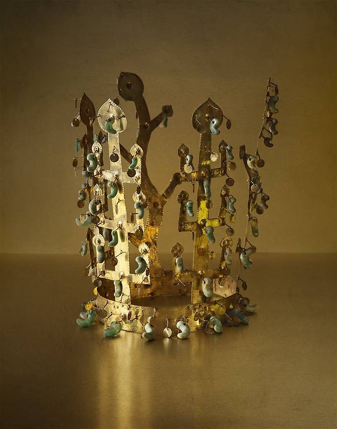 금관총 금관. 5세기께 제작된 것으로 추정되는 이 유물은 가장 전형적인 신라 금관으로 꼽힌다. 금판을 오려서 만든 출(出)자 장식은 나무를 형상화한 것으로 추측된다. 가장 먼저 출토된 금관이기도 하다. /국립경주박물관, 구본창 작가 제공