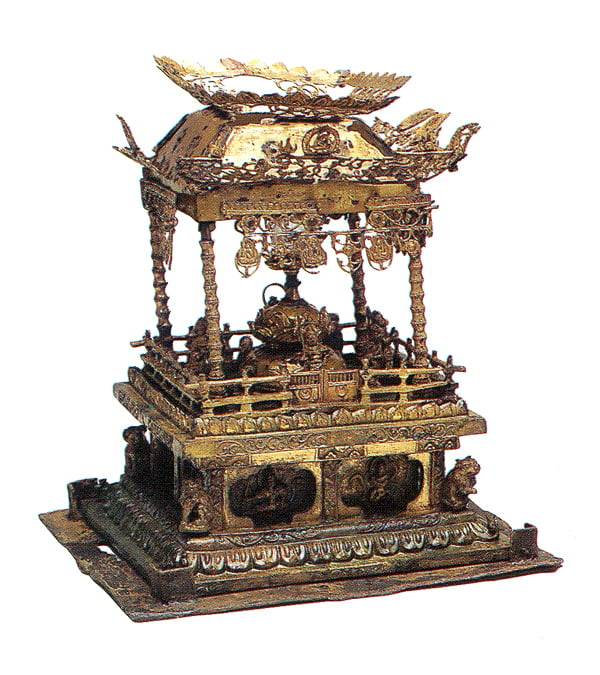 보물로 지정된 통일신라시대의 감은사지동탑사리장엄구. 사진은 안쪽에 있는 함으로, 높이 20㎝, 너비 14.7㎝에 불과하지만 극도로 정교하다. 당대 최고의 기술과 노력으로 제작된 신라시대 불교 공예품의 백미다. 사리를 담기 위해 제작됐다.