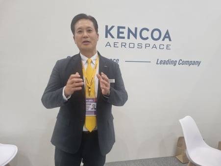 이민규 켄코아에어로스페이스 대표가 지난달 23일 고양 킨텍스에서 열린 2025 ADEX에서 기자의 질문에 답하고 있다. / 박진우 기자