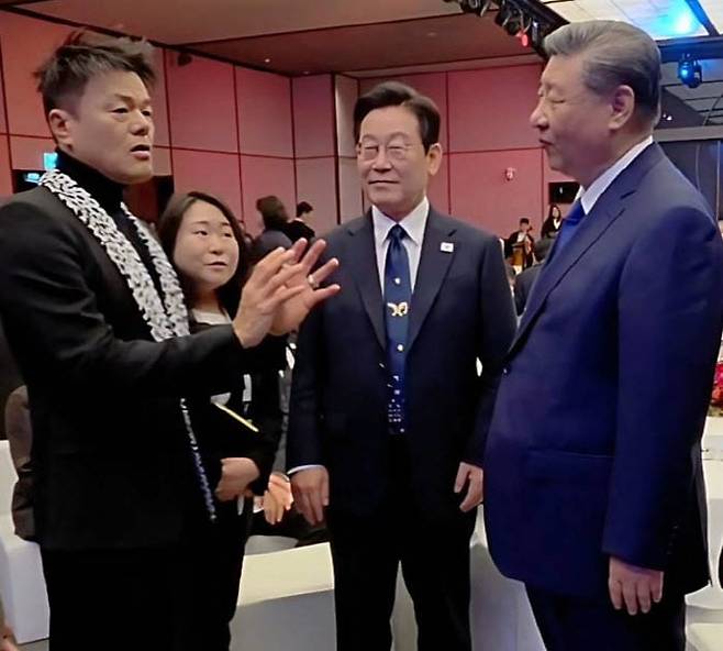 진영(왼쪽) 대중문화교류위원회 위원장이 지난 1일 2025 아시아태평양경제협력체(APEC) 정상회의 국빈 만찬에서 이재명 대통령, 시진핑 중국 국가주석과 대화하고 있다. /사진=박 위원장 인스타그램