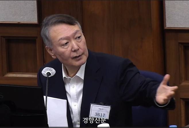 윤석열 전 대통령이 지난 3일 서울중앙지법에서 열린 자신의 내란 우두머리·직권남용 권리행사 방해 혐의 사건의 속행 공판에 출석해 발언하고 있다. 서울중앙지법 제공