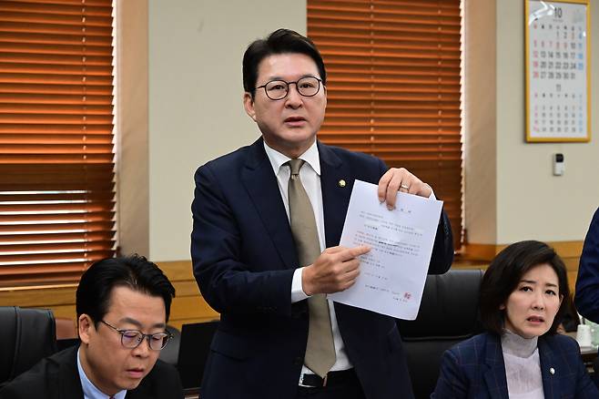 국민의힘 신동욱 의원이 지난달 15일 서울 서초구 대법원에서 열린 전체회의에서 ‘이재명 대통령의 공직선거법위반 사건에 대한 대법원 전원합의체 관련 서류 제출 요구의 건’ 처리에 반발하고 있다. 국회사진기자단