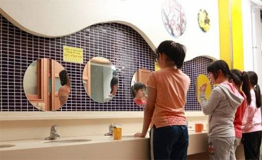 Students at Myeonil Elementary School in Jungnang-gu, Seoul, brush their teeth together in the school restroom. (Seoul Metropolitan Government)