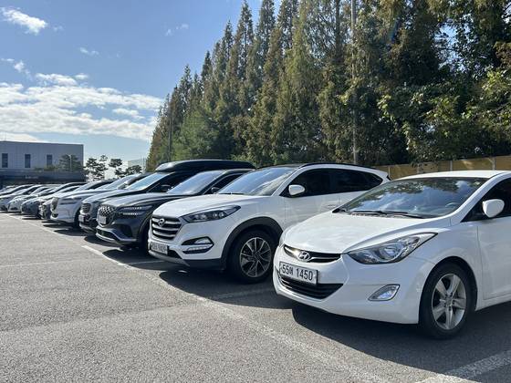Cars are parked in Namyang, Gyeonggi, on Oct. 22. Most of them are either white- or black-colored cars. [SARAH CHEA]