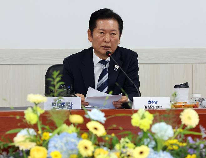 정청래 더불어민주당 대표가 7일 충북 청주시 오송첨단의료산업진흥재단에서 열린 K-바이오 세계 도약을 위한 더불어민주당 현장 간담회에서 인사말을 하고 있다. 연합뉴스