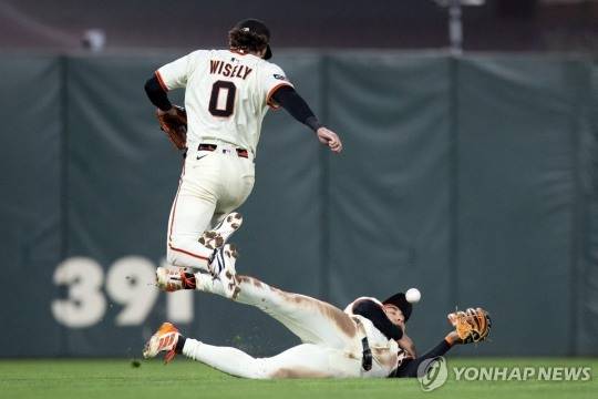 이정후가 넘어지면서 포구하고 있다. [연합뉴스]