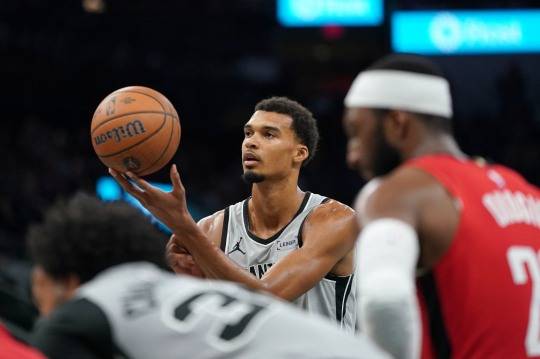 슛하는 빅토르 웸반야마