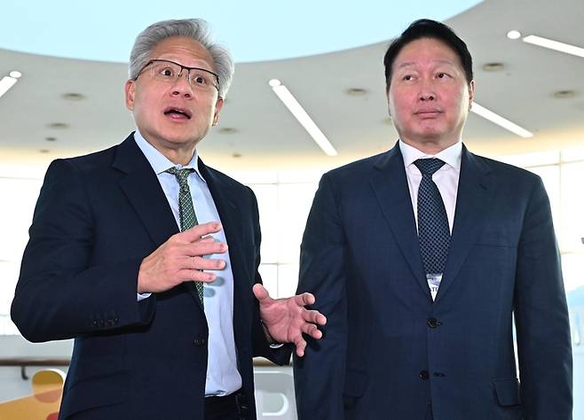 젠슨 황 엔비디아 CEO가 31일 경북 경주시 경주예술의전당에서 열린 아시아태평양경제협력체(APEC) CEO 서밋에 참석해 최태원 대한상의 회장과 환담 후 취재진의 질문에 답하고 있다. 25.10.31 [경주/한주형기자]