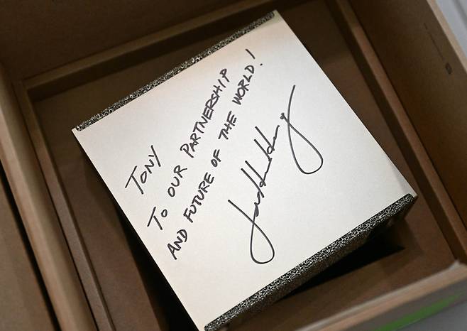 젠슨 황 엔비디아 CEO가 31일 경북 경주시 경주예술의전당에서 열린 아시아태평양경제협력체(APEC) CEO 서밋에서 최태원 대한상의 회장에게 선물한 AI슈퍼컴퓨터 ‘DGX스파크’. 25.10.31 [경주/한주형기자]